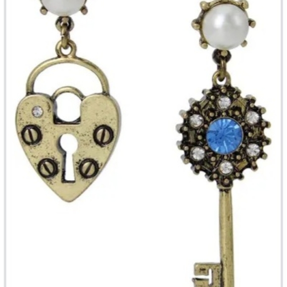 Betsey Johnson Heart Lock & Key Drop Earrings NWT - Picture 3 of 6